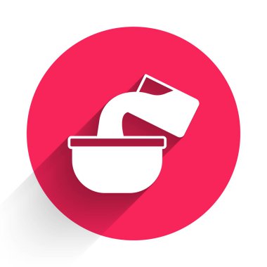 Beyaz tencere simgesi uzun gölgeli izole edilmiş. Ot pişiriyorum. Haşlama ya da güveç besin sembolü. Kırmızı daire düğmesi. Vektör