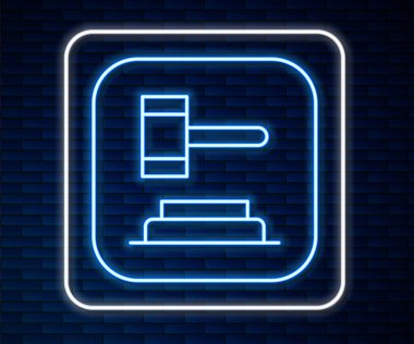 Parlayan neon hattı Yargıç Gavin ikonu tuğla duvar arkasında izole edildi. Gavel cezaların, faturaların, mahkemenin, adaletin hükmünü verecek. Açık arttırma çekici. Vektör