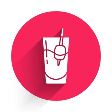 Uzun gölgeli beyaz kokteyl Bloody Mary ikonu. Kırmızı daire düğmesi. Vektör.