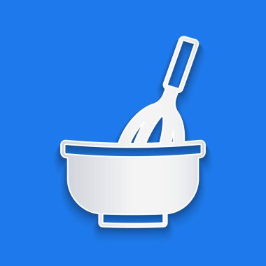 Kağıt kesiği mutfak çırpısı ve mavi arka planda izole edilmiş kase simgesi. Mutfak aletleri, yumurta çırpıcı. Çatal bıçak seti. Yemek karışımı sembolü. Kağıt sanatı tarzı. Vektör.
