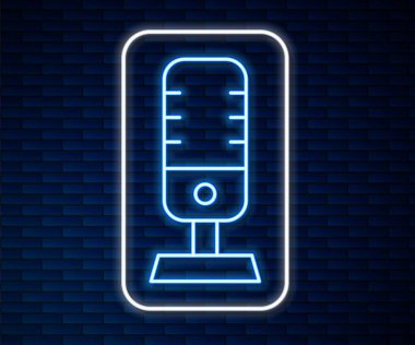 Parlayan neon hattı mikrofon simgesi tuğla duvar arka planında izole edildi. Radyodaki mikrofondan. Sözcü işareti. Vektör.