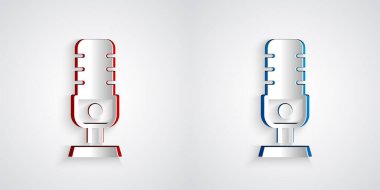 Kağıt kesiği mikrofon simgesi gri arkaplanda izole edildi. Radyodaki mikrofondan. Sözcü işareti. Kağıt sanatı tarzı. Vektör.