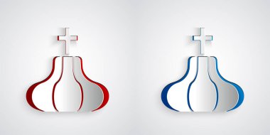 Kağıt kesiği, gri arka planda izole edilmiş Hıristiyan kilise kulesi ikonu. Kilisenin dini. Kağıt sanatı tarzı. Vektör.