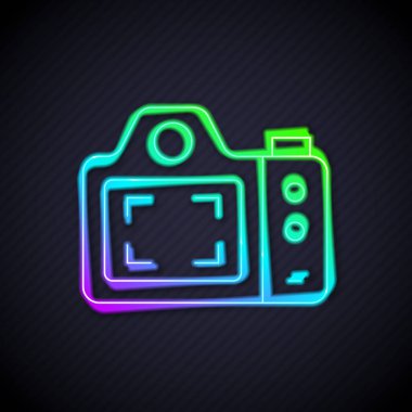 Parlayan neon hattı fotoğraf makinesi simgesi siyah arkaplanda izole edildi. Foto kamera. Dijital fotoğrafçılık. Vektör.