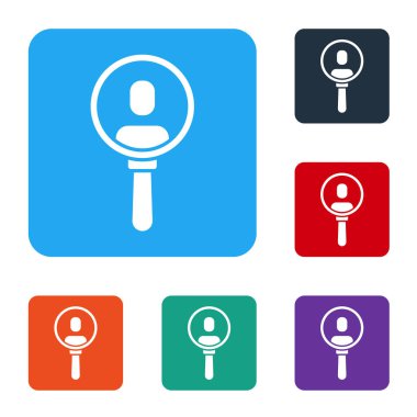 Beyaz arka planda izole edilmiş bir insan simgesini aramak için beyaz büyüteç. İşe alma ya da seçme. Çalışanları ve işi ara. Renkli kare düğmelerle simgeleri ayarla. Vektör.