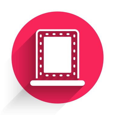 Işıklı beyaz makyaj aynası, uzun gölgeli izole edilmiş. Kırmızı daire düğmesi. Vektör.