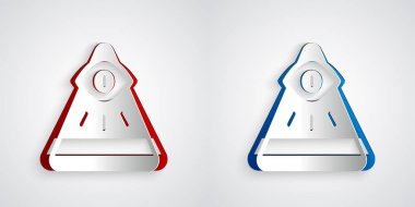 Kağıt kesiği Masonların sembolü. Tanrı 'nın her şeyi gören ikonu gri arka planda izole edilmiş. Üçgendeki Tanrı 'nın Gözü. Kağıt sanatı tarzı. Vektör.