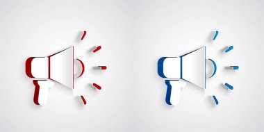 Kağıt kesiği Megafon simgesi gri arkaplanda izole edilmiş. Sözcü işareti. Kağıt sanatı tarzı. Vektör.