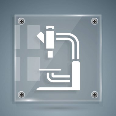 Beyaz mikroskop simgesi gri arkaplanda izole edildi. Kimya, ilaç aleti, mikrobiyoloji büyütme aracı. Kare cam paneller. Vektör.