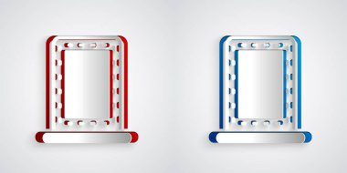 Kağıt kesiği aynası. Gri arkaplanda ışık simgesi var. Kağıt sanatı tarzı. Vektör.