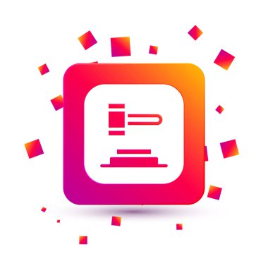 Beyaz Yargıç Tokmak simgesi beyaz arka planda izole edildi. Gavel cezaların, faturaların, mahkemenin, adaletin hükmünü verecek. Açık arttırma çekici. Kare renk düğmesi. Vektör.