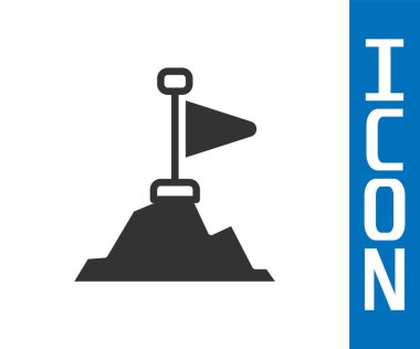 Üzerinde bayrak olan gri dağlar beyaz arkaplanda izole edilmiş. Zaferin ya da başarının sembolü. Gol başarısı. Vektör