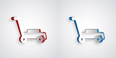 Kağıt kesiği çim biçme makinesi simgesi gri arkaplanda izole edilmiş. Çim biçme makinesi çim biçiyor. Kağıt sanatı tarzı. Vektör.