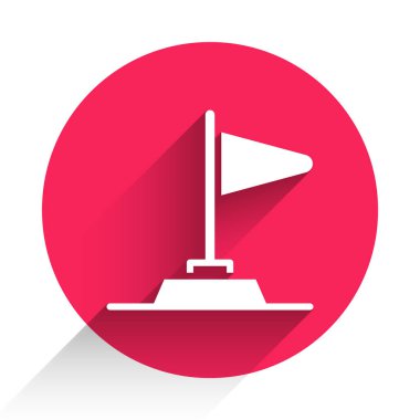 Beyaz Bayrak simgesi uzun gölgeyle izole edildi. Zafer, kazanmak ve zorluk konseptini fethetmek. Kırmızı daire düğmesi. Vektör.