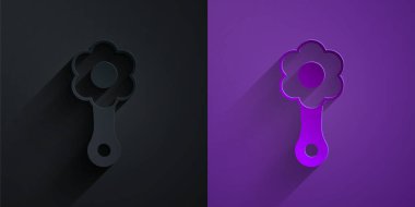 Kağıt kesiği, siyah arka planda izole edilmiş oyuncak bebek ikonu. Fasulye torbası işareti. Kağıt sanatı tarzı. Vektör