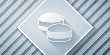 Kağıt kesiği Macaron kurabiye ikonu gri arka planda izole edilmiş. Makarna tatlı fırın. Kağıt sanatı tarzı. Vektör