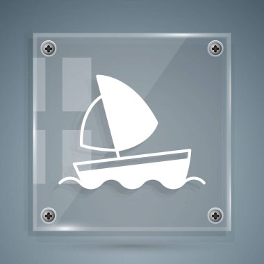 Beyaz Yat yelkenlisi ya da yelkenli ikonu gri arka planda izole edilmiş. Yelkenli deniz seyahati. Kare cam paneller. Vektör