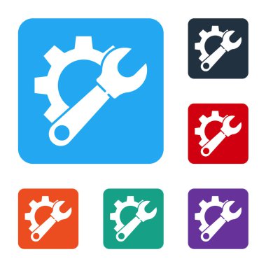 Beyaz İngiliz anahtarı ve vites simgesi beyaz arkaplanda izole edilmiş. Ayarlama, servis, ayar, bakım, onarım, onarım. Renkli kare düğmelerle simgeleri ayarla. Vektör İllüstrasyonu