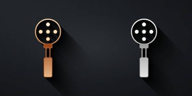 Siyah arkaplanda altın ve gümüş renkli Spatula simgesi var. Mutfak spatula ikonu. Barbekü spatula işareti. Barbekü ve ızgara aleti. Uzun gölge tarzı. Vektör.