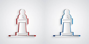 Kağıt kesiği Sözcü simgesi gri arkaplanda izole edildi. Ben Tribün 'den hatip. Halka açık konuşma. Kürsüde biri var. Kağıt sanatı tarzı. Vektör.