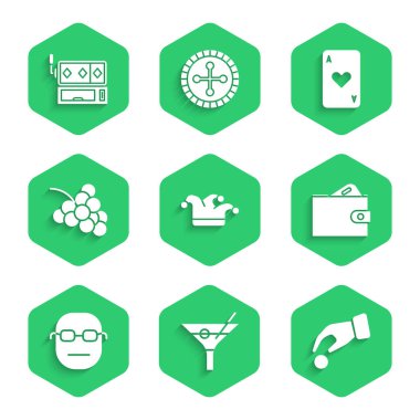 Joker 'in kart oyunu, martini bardağı, kumarhane fişleri, para dolu cüzdan, poker makinesi, kumar makinesi üzümü, kalp oyunu ve kumar ikonu. Vektör