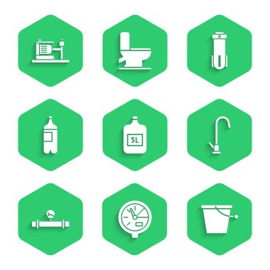 Büyük şişeyi temiz su, su sayacı, musluk, musluk, sanayi borusu ve manometre, bir şişe filtre ve elektrik pompa ikonu ile ayarla. Vektör