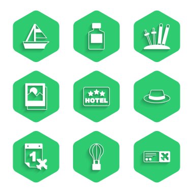 Mesaj oteli, hava balonu, uçak bileti, erkek şapka kurdelesi, takvim ve uçak, fotoğraf, kayak sopaları ve yat teknesi ikonu. Vektör