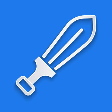 Kağıt kesiği Kılıç oyuncağı simgesi mavi arkaplanda izole edildi. Kağıt sanatı tarzı. Vektör