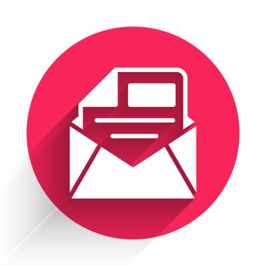 Beyaz E- posta ve e-posta simgesi uzun gölge arkaplanı ile izole edildi. Zarf sembolü e-postası. E- posta kodu. Kırmızı daire düğmesi. Vektör