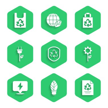 Kalkanın içindeki Geri Dönüşüm sembolünü, yapraklı ampulü, kağıt geri dönüşümlü, yapraklı bitki teçhizat makinesini, yıldırımı, elektrik tasarruf prizini, poşeti ve plastik ikonu ayarla. Vektör