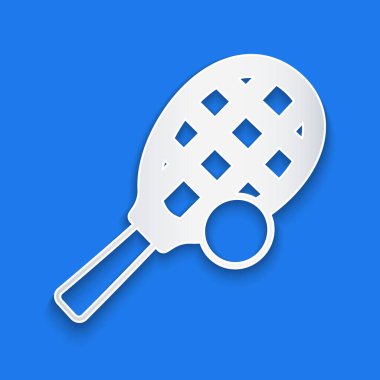 Kağıt kesiği tenis raketi ve mavi arka planda top ikonu var. Spor malzemeleri. Kağıt sanatı tarzı. Vektör