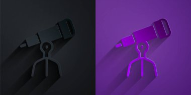 Kağıt kesiği Teleskop simgesi mor arkaplanda siyah üzerine izole edilmiş. Bilimsel bir alet. Eğitim ve astronomi elementi, dürbün ve çalışma yıldızları. Kağıt sanatı tarzı. Vektör