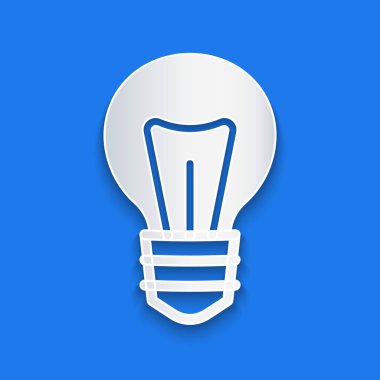 Kağıt, mavi arkaplanda izole edilmiş fikir ikonu kavramına sahip ampulü kesti. Enerji ve fikir sembolü. İlham konsepti. Kağıt sanatı tarzı. Vektör