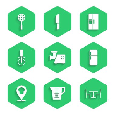 Mutfak kıyma makinesi, ölçü kabı, sandalyeli ahşap masa, buzdolabı, aşçı şapkası konumu, pizza bıçağı ve Spatula ikonu. Vektör