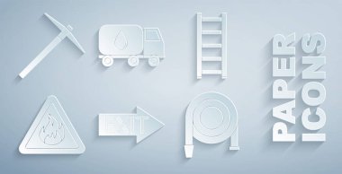 Yangın çıkışı, kaçış, üçgen alevler, hortum makarası, su dağıtım kamyonu ve kazma ikonu. Vektör