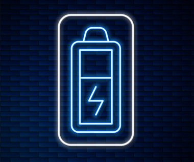 Parlayan neon hattı Battery simgesi tuğla duvar arka planında izole edildi. Şimşek sembolü. Vektör