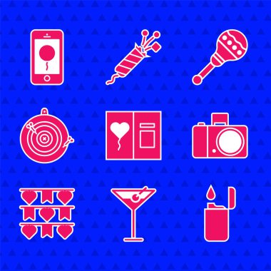 Tebrik kartı, martini bardağı, çakmak, fotoğraf makinesi, bayraklı karnaval çelengi, klasik dart tahtası oku, Maracas ve mobil doğum günü mesajı ikonu. Vektör