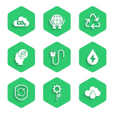 Elektrik prizini, yaprak fabrikasını vites makinesine, yağmurlu bulutu, su enerjisini, kalkanın içindeki geri dönüşüm sembolünü, insan kafa yaprağını ve CO2 emisyon bulut simgesini ayarla. Vektör