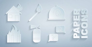 Yangın söndürücü, itfaiyeci kaskı, yanan binalar, 911 'i arayan telefon, yangın söndürme kibriti ve ev ikonu. Vektör