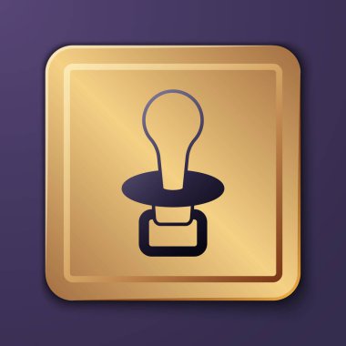 Mor Bebek Emziği simgesi mor arkaplanda izole edilmiş. Çocuk oyuncağı. Altın kare düğme. Vektör