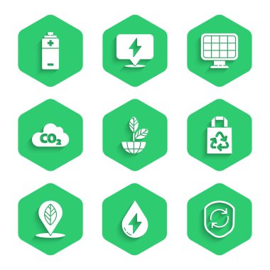 Dünya küresi ve santrali, su enerjisini, kalkanın içindeki geri dönüşüm sembolünü, geri dönüşümlü kağıt torba, konum yaprağı, CO2 emisyon bulutu, güneş paneli ve pil ikonunu ayarla. Vektör