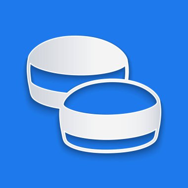 Kağıt kesiği makarnalı kurabiye ikonu mavi arka planda izole edilmiş. Makarna tatlı fırın. Kağıt sanatı tarzı. Vektör