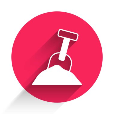 Kum ve kürek ikonuna sahip beyaz kum havuzu uzun gölge arkaplan izole. Kırmızı daire düğmesi. Vektör