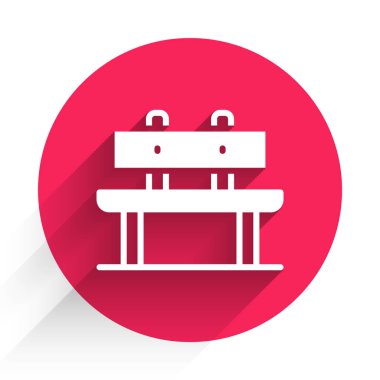 Beyaz Benç simgesi uzun gölge arkaplanı ile izole edilmiş. Kırmızı daire düğmesi. Vektör