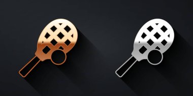 Siyah arka planda top ikonu olan altın ve gümüş tenis raketi. Spor malzemeleri. Uzun gölge tarzı. Vektör