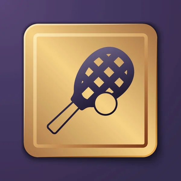 Raquette de tennis violet avec icône de balle isolée sur fond violet. Équipement sportif. Bouton carré doré. Vecteur — Image vectorielle