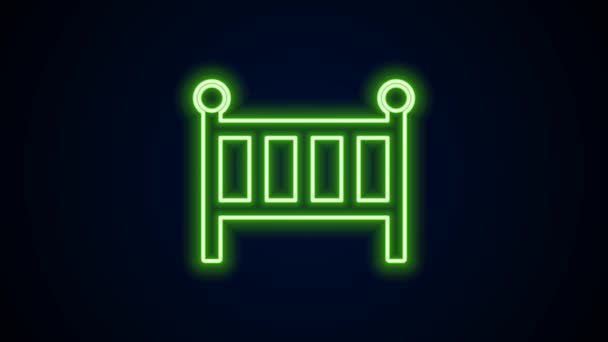 Brillante línea de neón Cuna cuna icono de la cama aislado sobre fondo negro. Animación gráfica de vídeo 4K — Vídeos de Stock