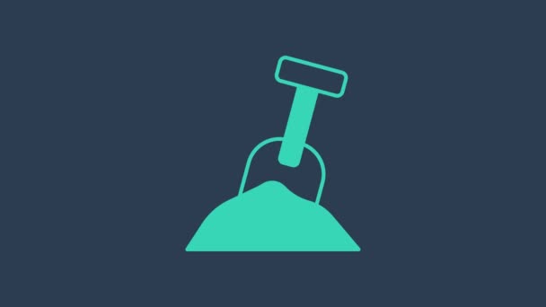Bac à sable turquoise avec icône de sable et de pelle isolé sur fond bleu. Animation graphique de mouvement vidéo 4K — Video