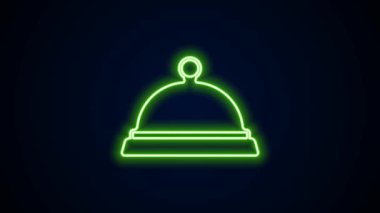 Siyah arka planda izole edilmiş bir tepsi yiyecek ikonu ile kaplı parlayan neon hattı. Tepsi ve kapak işareti. Kapaklı bir restoran saati. 4K Video hareketli grafik canlandırması