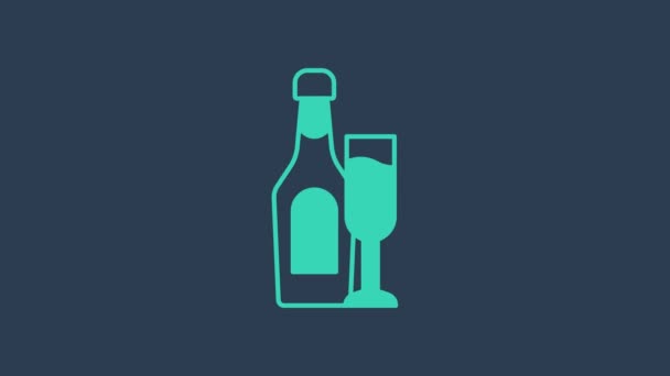 Бутылка бирюзового шампанского со стеклянной иконой на синем фоне. Видеографическая анимация 4K — стоковое видео